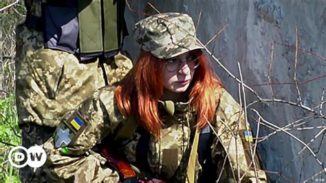 Ukrainian Women Join Fight Against Russia DW 05 01 2022