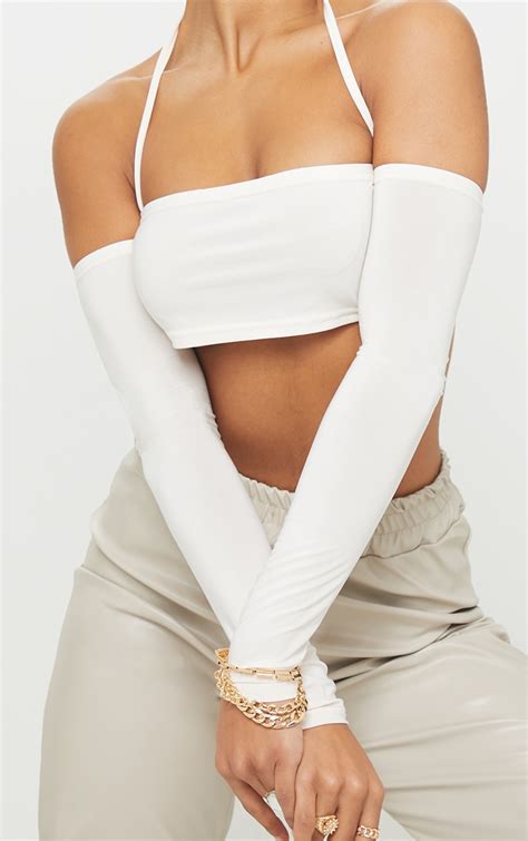 Crop top dos nu nude slinky à manches longues PrettyLittleThing FR