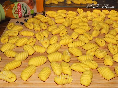 Un modo per comprendere frutta e verdura nella vostra dieta è da bere fresca, succhi fatti in casa. Gnocchetti fatti in casa alla curcuma e pepe - PTT Ricette