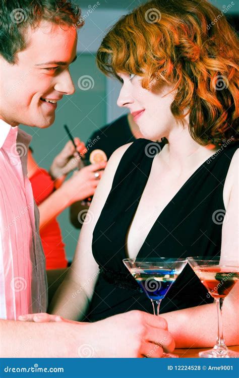 Flirt Dans Un Bar Photo Stock Image Du Amour Réception 12224528