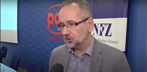Adam niedzielski w drodze do samochodu zahacza o osiedlowy sklep. Minister zdrowia o szczepieniu dzieci na Covid-19