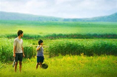 Hai cậu bé cùng chia sẻ đủ thứ chuyện trẻ con, những bí mật rờn rợn hay ngọt ngào. Kinh nghiệm du lịch Phú Yên