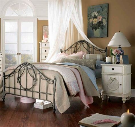 Tornati di moda negli ultimi anni, questi rivestimenti permettono oggi ampia scelta di materiali (lino, cellulosa, pvc, nylon ed altre fibre) e fantasie. Camera da letto arredato con mobili in stile shabby chic ...