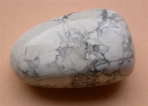 Ze hebben een kristallijne structuur en een specifieke samenstelling. File:Howlite - tumble polished stone.jpg