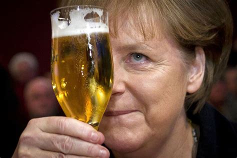 Merkel Modtager Frihedspris Mon Ikke Hun Fejrer Den Med En øl Bt