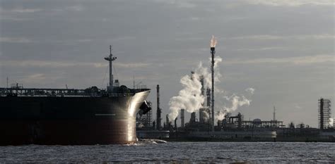 Us Sanctions On Venezuelan Oil Could Cut The Output Of Refineries At Home