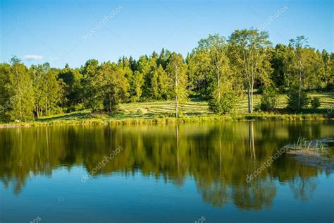 La foto de un paisaje de suecia por la que a un colombiano le han pagado una millonada. Hermoso paisaje de lago en Suecia — Foto de stock ...