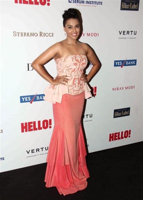 swara bhaskar strapless and sizzling at hello hall of fame awards 2014 in mumbai strapless