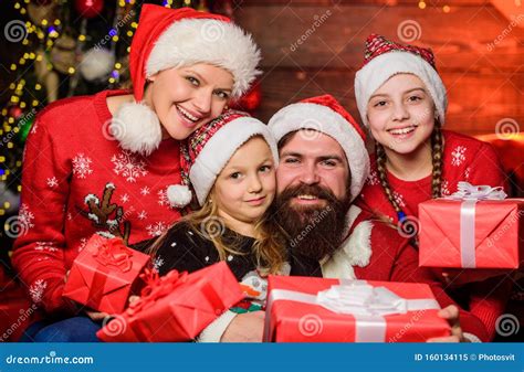 Alegra De La Navidad Buenas Fiestas Padres E Hijos Abriendo Regalos