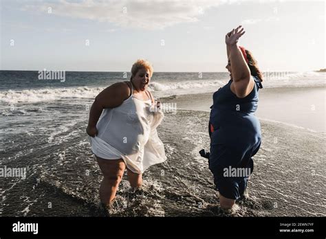 Mollige Frauen Am Strand Bikini Fotos Und Bildmaterial In Hoher
