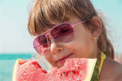 一个在海上吃西瓜的孩子有选择高清图片下载 正版图片505390803 摄图网