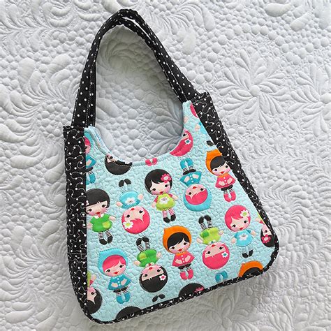 This beautiful and roomy handbag was designed by kokka fabrics to look like a kimono. Tote bag pattern for roomy bags