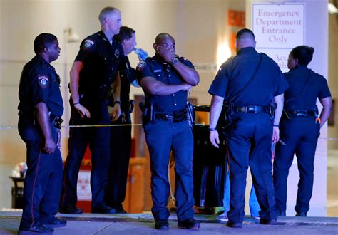 Police Officers Shot At Least 5 Killed In Sniper Attack In Dallas Business Insider