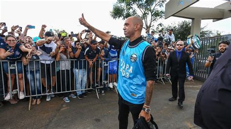 Grêmio Recebe Tardelli Com Festa Para Assinatura De Contrato