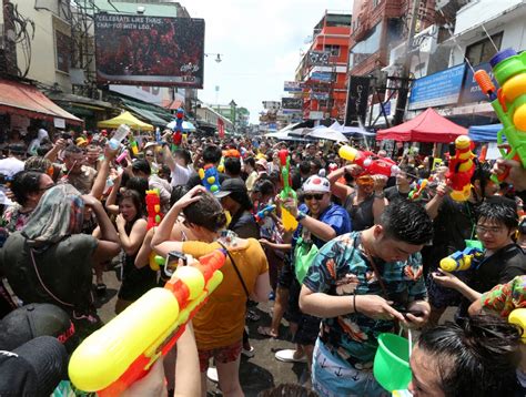 Thai New Year Splashes In With Water Fights Raves New Straits Times