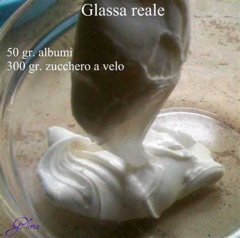Scaldare la polpa di fragole a 40°c e aggiungervi la gelatina ben strizzata. glassa reale quella per scrivere e disegnare che indurisce ...
