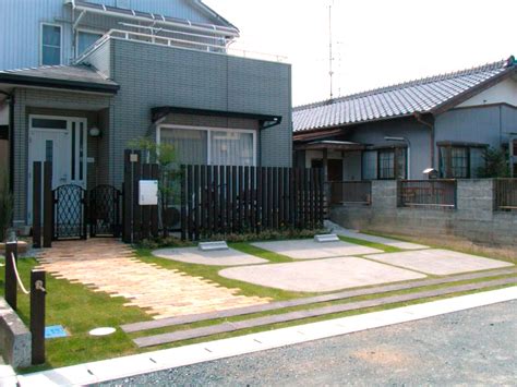Definition of 駐車場, meaning of 駐車場 in japanese: 家 駐車場 芝生 - HTFYL
