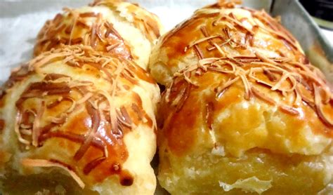 Di antara jenis pisang yang saya sebutkan tadi yang kurang enak di jadikan buah adalah paling ya kalau terlanjur matang saya olah jadi pisang goreng, pisang rebus, cake pisang / bolu pisang, sale pisang dan pisang penyet. Resep Indonesia: Bolen Pisang Keju Super Lembut