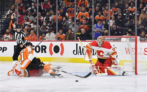 Atkinsons Overtime Goal Lifts Flyers Over Flames 2 1 The Globe And Mail