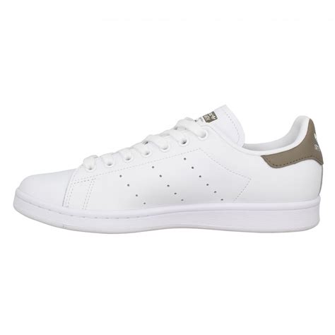 La stan smith est une chaussure emblématique de la marque adidas conçue en 1963. Adidas stan smith cuir homme blanc kaki homme | Fanny ...