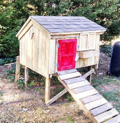 Fence this chicken coop and insulate with the plywood. 125 Awesome DIY Pallet Furniture Ideas - Page 5 of 12 - Easy Pallet Ideas