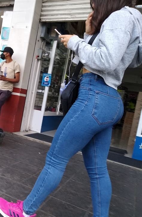 Linda Chica Delgada Con Buenas Nalgas En Jeans Apretados Mujeres