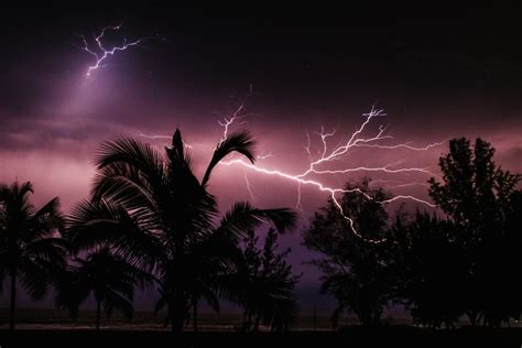 How To Photograph Lightning With Awesome Examples