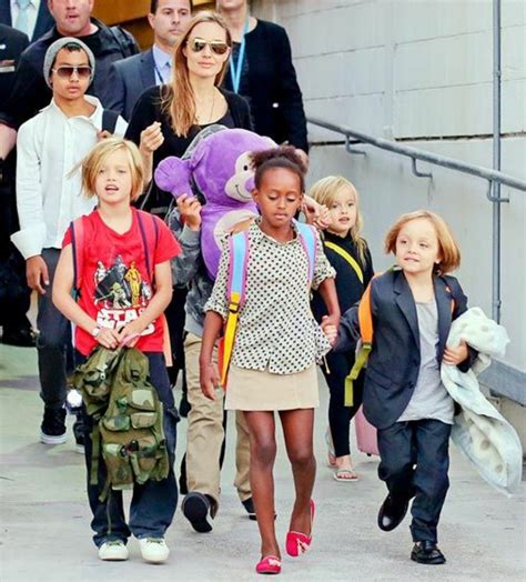 Filmstar, mutter von 6 kindern, botschafterin der uno… angelina jolie gilt vielen frauen als vorbild, auch im kampfeswillen gegen den krebs. Angelina Jolie - Kinder und Familienleben machen sie glücklich
