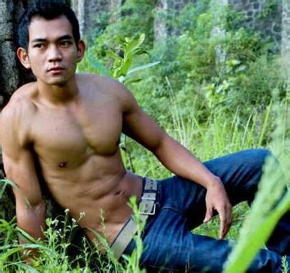 Foto lucu kuli bangunan sela pekerjaan unrang kontes binaraga kuli pabrik genteng Khusus Badan Sixpack Cowok Lokal