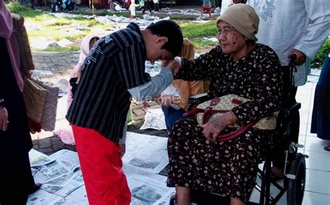 Seperti yang dikatakan presiden pertama republik indonesia bapak ir.soekarno beri aku 1.000 orang tua, niscaya akan kucabut semeru dari akarnya. ETIKA: ETIKA KEPADA ORANG YANG LEBIH TUA