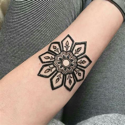 Henna tattoo, aka mehndi, is a kind of temporary tattoo which is very popular in south asian nations. Idea by Jen Layton on Art | Small henna designs, Henna ...
