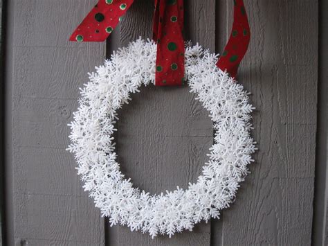 30 Incredibly Easy Christmas Diys Wreath Crafts Snowflake Wreath