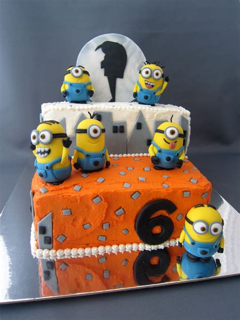 Twinkies are used to make the minion cupcake toppers. Clever Wren: Despicable Me - Minion Cake