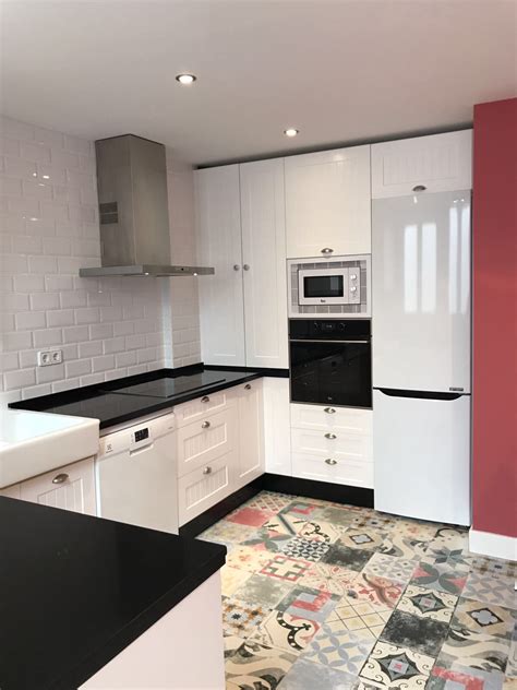 Cada azulejo artesanal es exclusivo, usted propone el modelo, con su dibujo. UNA COCINA DE COLORES...POR GARGIL 4 - gargil.com