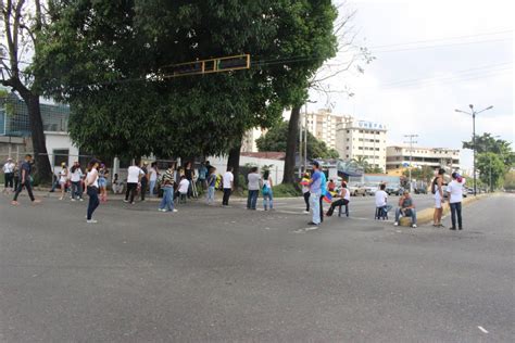 Likes to play short passes. Avenida Salvador Feo La Cruz cerrada en ambos sentidos ...