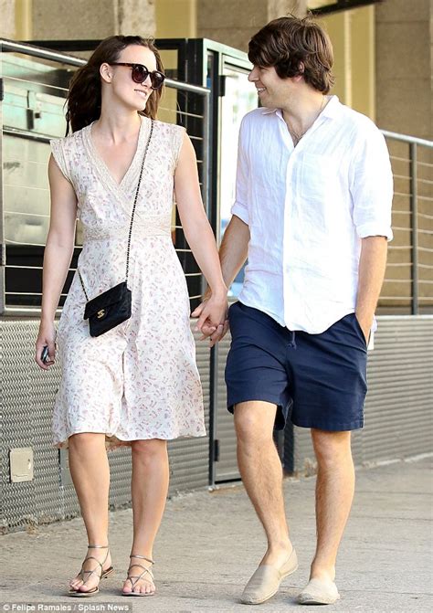 Keira Knightley Goes Make Up Free With Husband James Righton On Stroll In Nyc Daily Mail Online