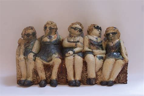 nelrood nl beeld van klei keramiek vrouwtjes op een bankje nel rood keramiek kunst