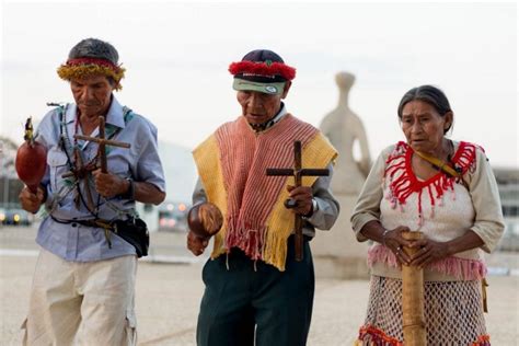 The population of 51,000 is divided into three groups: Indígenas Guarani Kaiowá fazem vigília em frente ao STF em ...