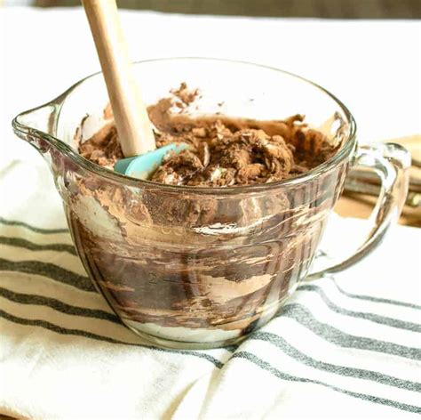 This chocolate mousse can be used to fill cakes or tarts. Easy Homemade Cookies and Cream Chocolate Mousse | The How ...
