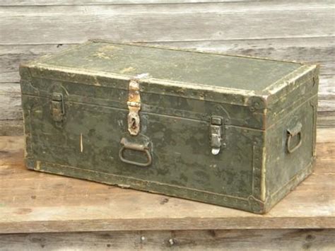 Old Wwii Vintage Olive Drab Us Army Foot Locker Trunk Or Chest
