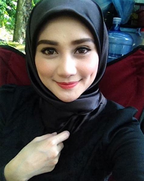Setelah saya perhatikan dengan seksama, faktor utama dari fotografi yang. Artis Malaysia Ini Makin Cantik Setelah Berhijab - Foto 5 ...
