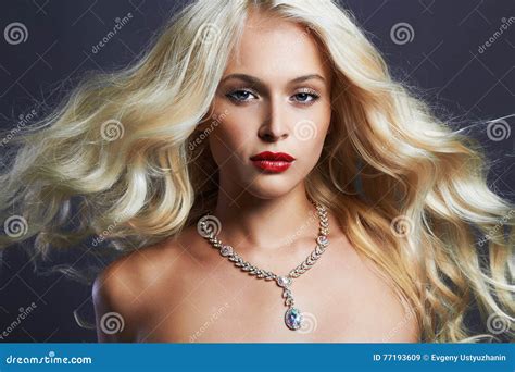 Jonge Mooie Vrouw Sexy Blond Meisje Juwelen Stock Afbeelding Image Of