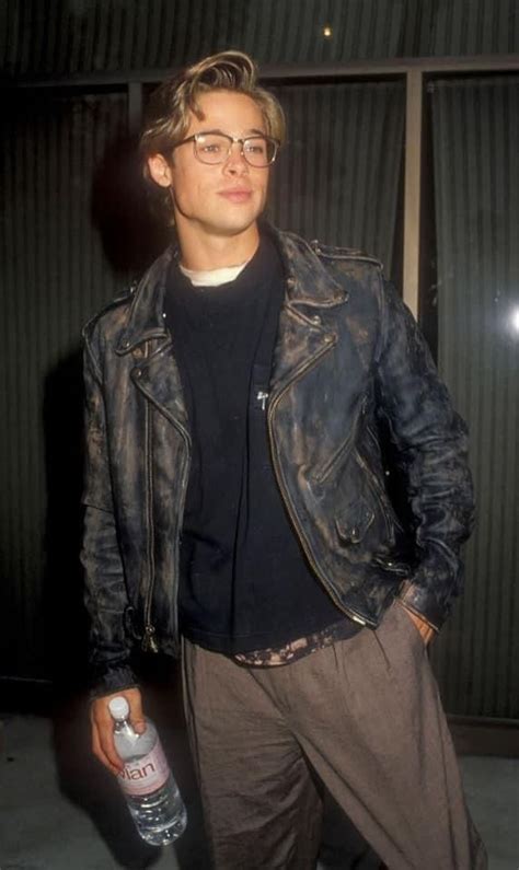 It looks as though he may have been trying to get closer to the reporter, potentially to hear her better. Brad Pitt en 2020 | Chicos lindos tumblr, Celebridades ...