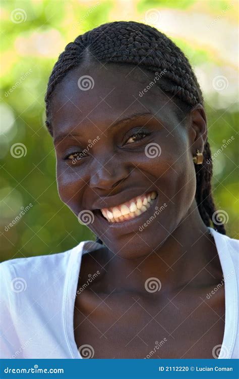 Mujer Africana Joven Foto De Archivo Imagen De Belleza 2112220
