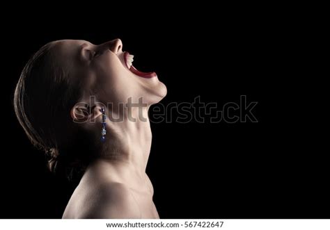 Angry Nude Girl Screaming On Black Stockfoto Shutterstock