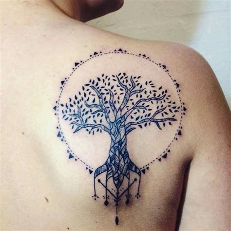 Los tatuajes de árboles no son de los tattoos más comunes que nos podemos encontrar, si bien hay un árbol en particular que sí ha ganado una gran popularidad a lo largo de los últimos años. Tatuajes de Árbol de la Vida (ideas, diseños y significado)