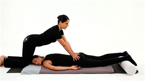 How To Give A Lumbar Spinal Massage Shiatsu Massage Youtube