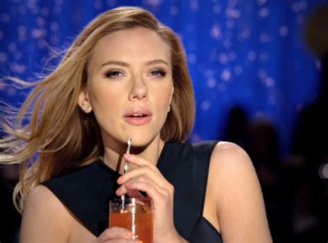 Vidéo Scarlett Johansson Elle Met Tout Son Sex Appeal Au Service De