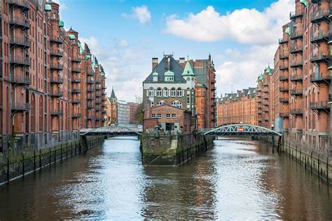The city is situated on the neva river. 60 Jahre Städtepartnerschaft: Hamburg herzt Sankt ...