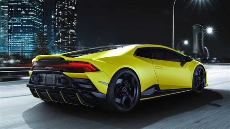 It is completely different from other huracan variants. Dit is de Lamborghini Huracán EVO Fluo Capsule ...